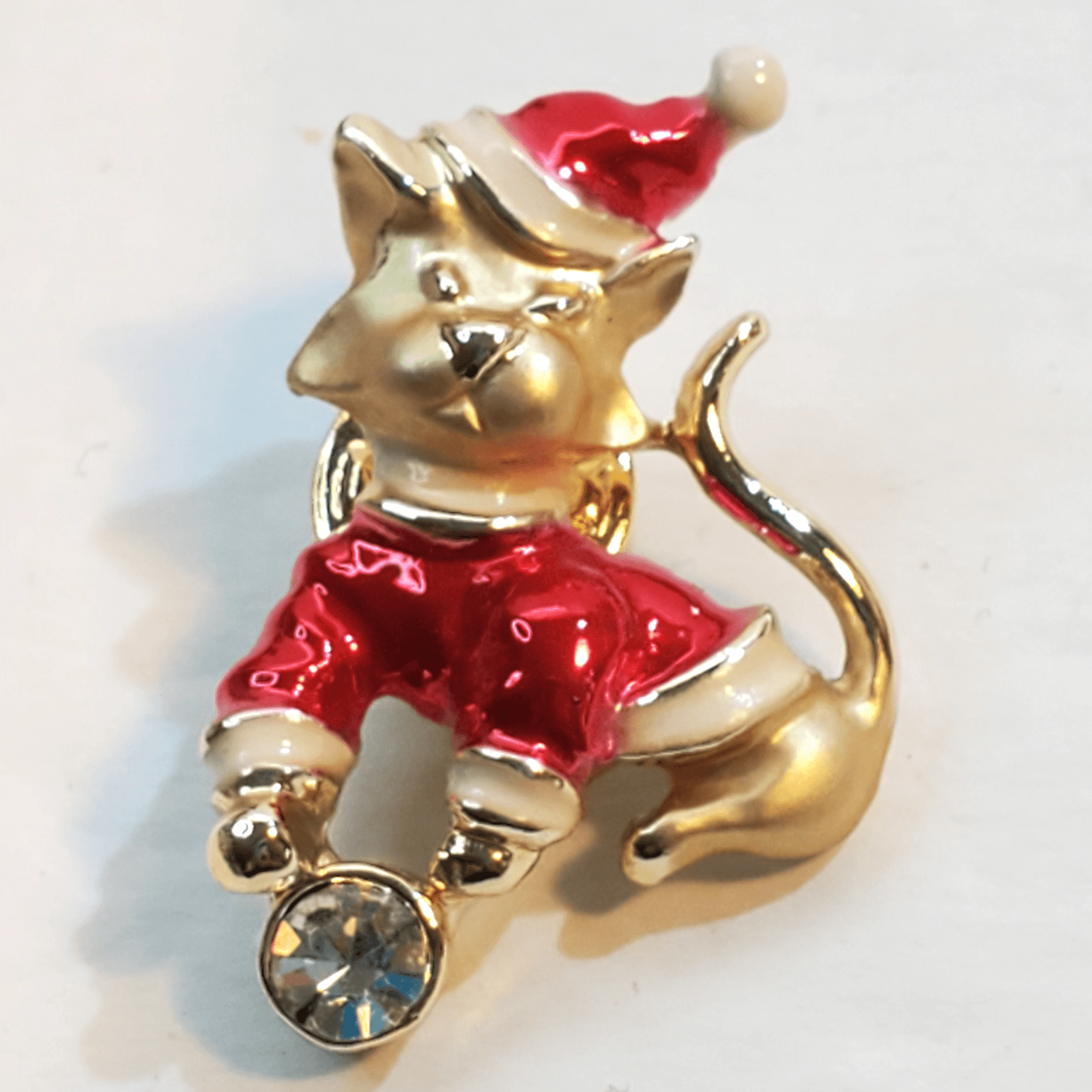 Vintage Signed GIUSTI Christmas Santa Cat Brushed Gold Tone Red Enamel Tack Pin