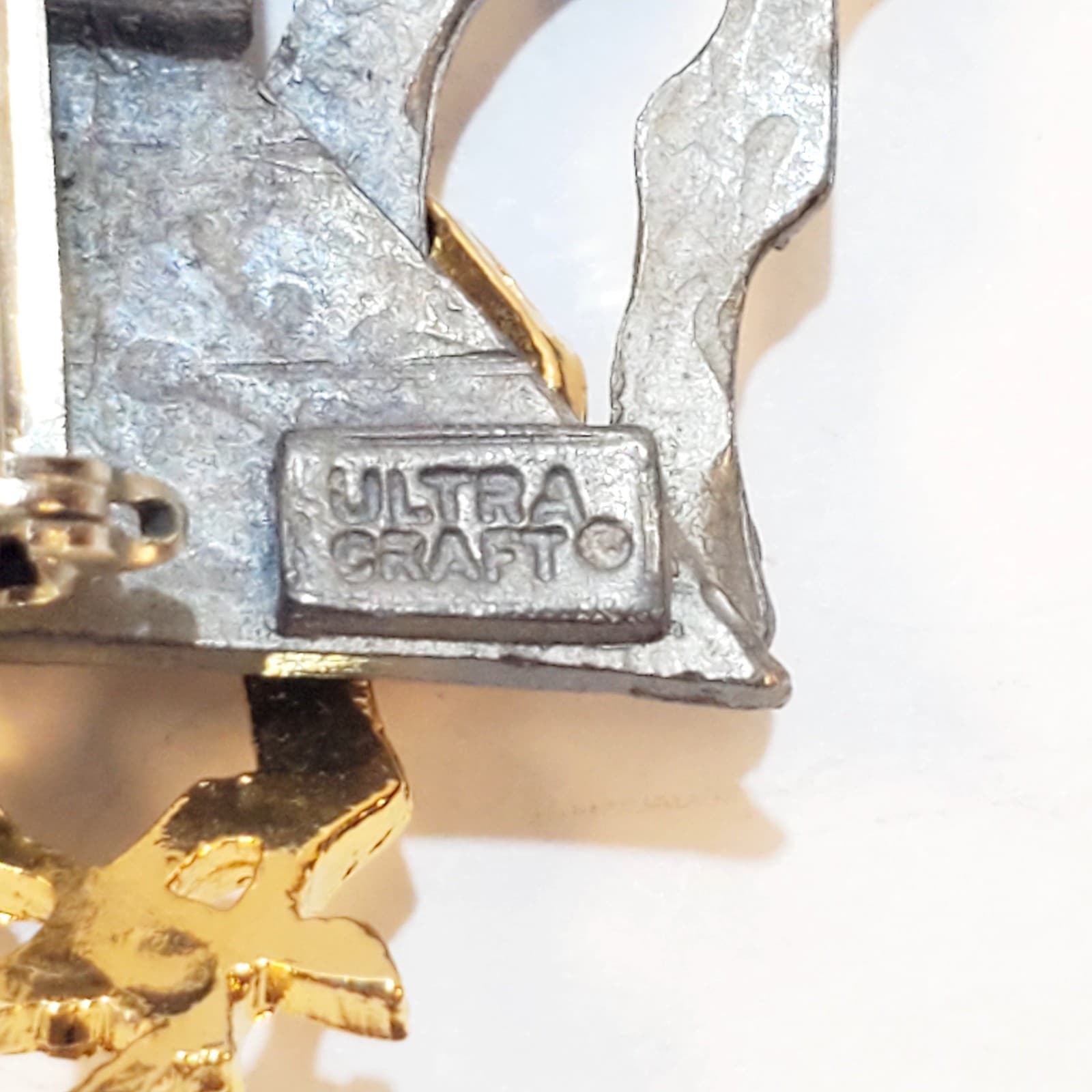 Vintage Ultra Craft Gold & Pewter Tone Metal Running Giraffe Scene Brooch Pin - Thumbnail 3