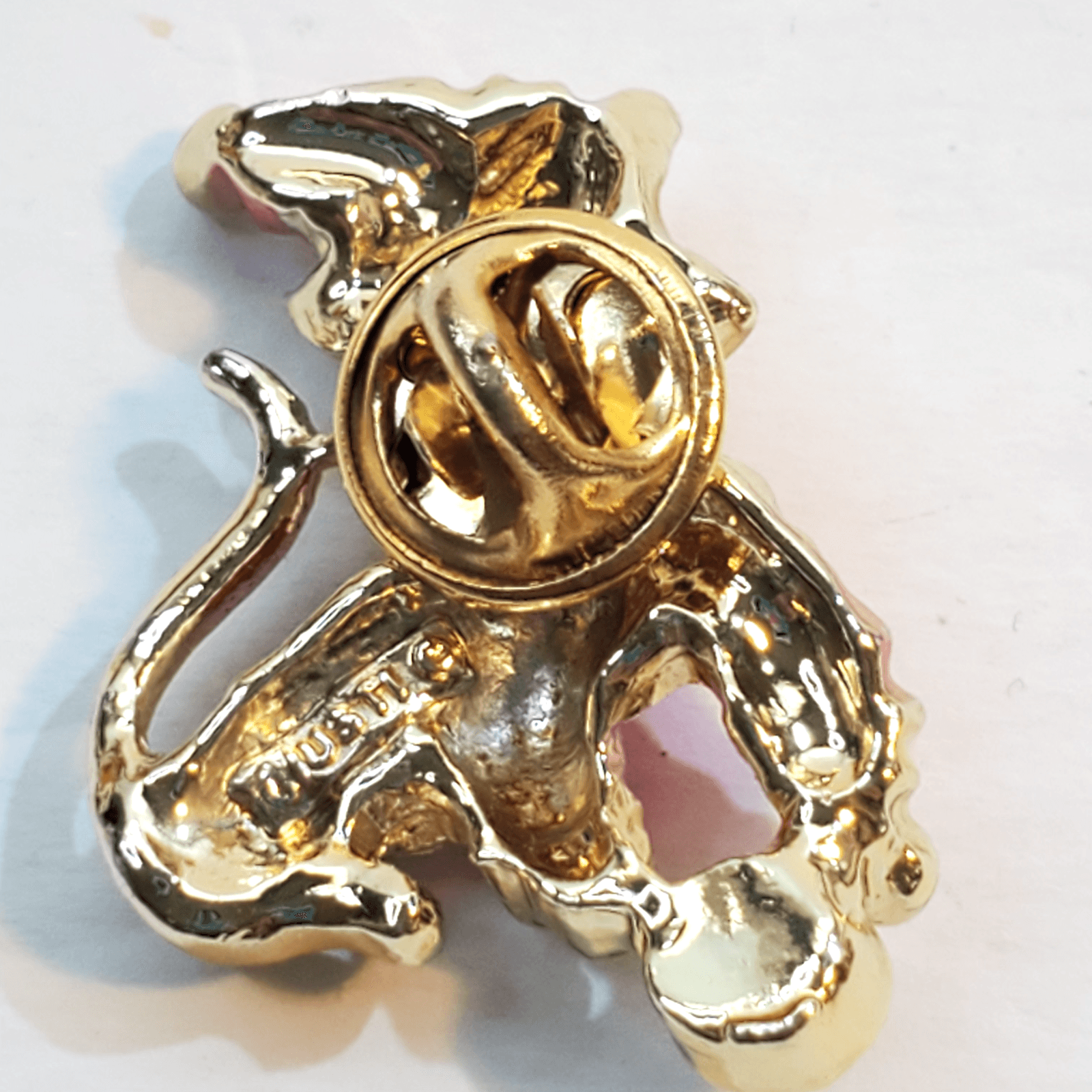 Vintage Signed GIUSTI Christmas Santa Cat Brushed Gold Tone Red Enamel Tack Pin - Thumbnail 2