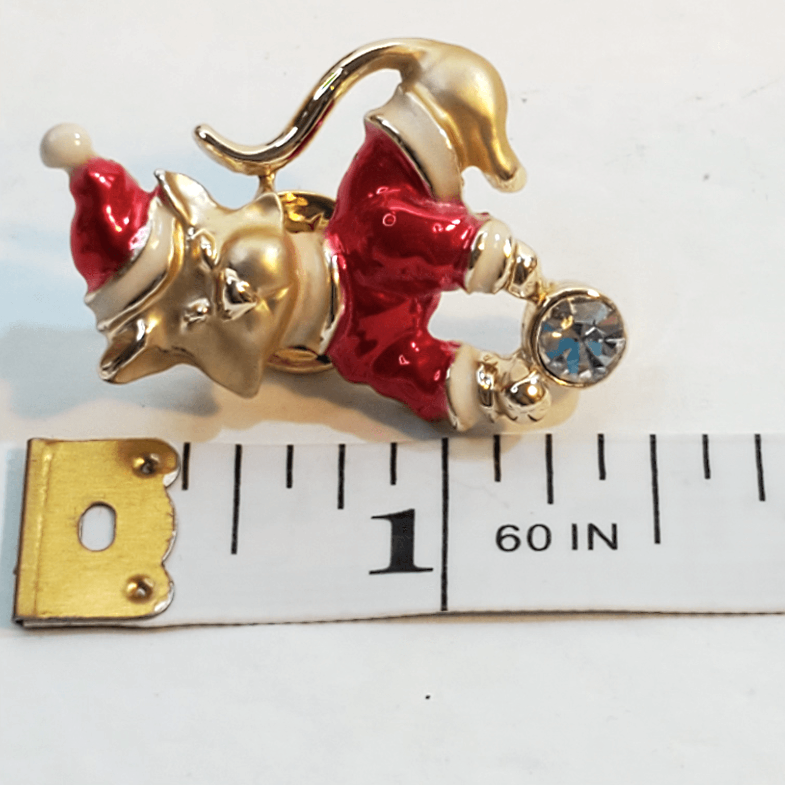 Vintage Signed GIUSTI Christmas Santa Cat Brushed Gold Tone Red Enamel Tack Pin - Thumbnail 4