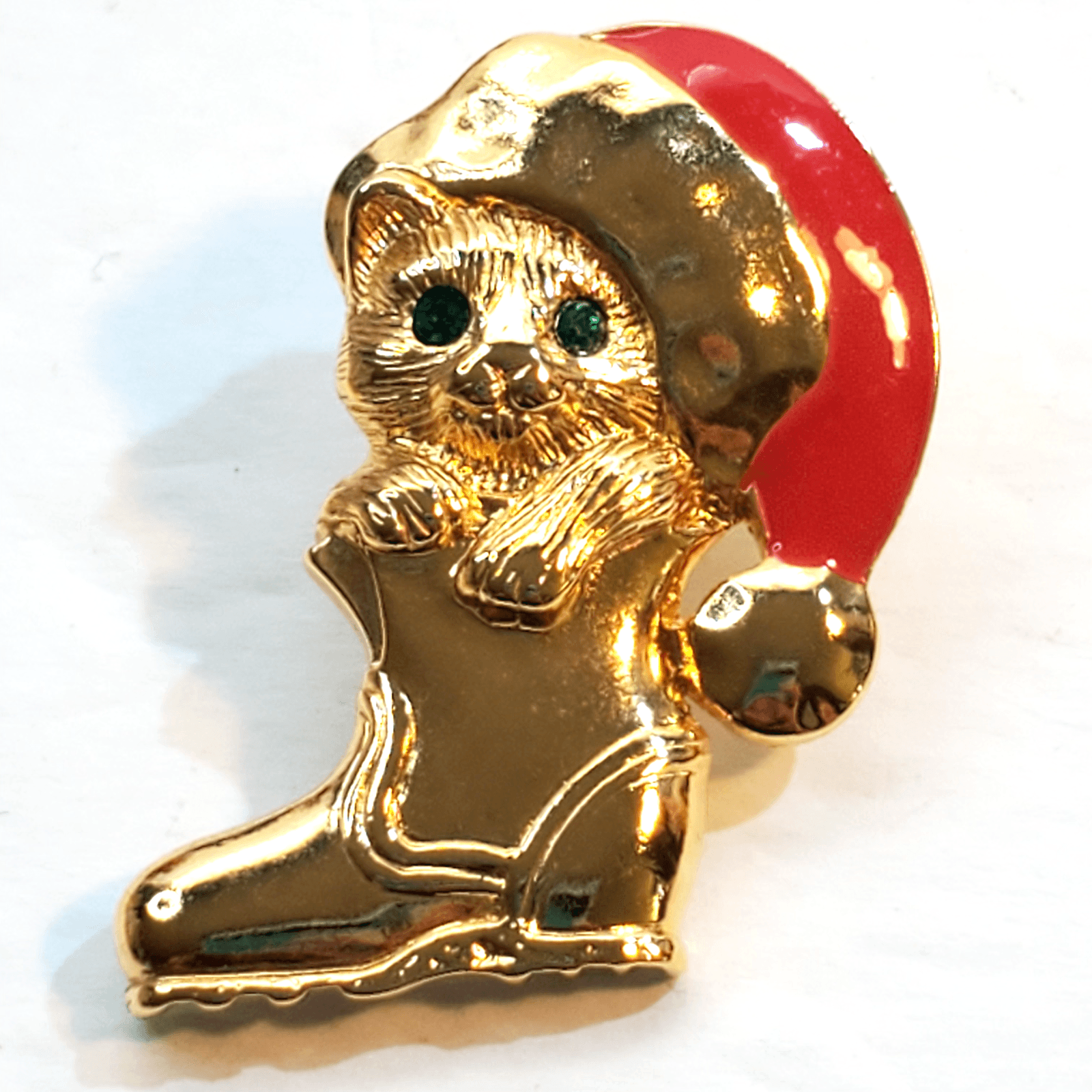 Vtg Avon Gold Tone Red Enamel Green Eyes Kitten Cat in Boot Christmas Tack Pin