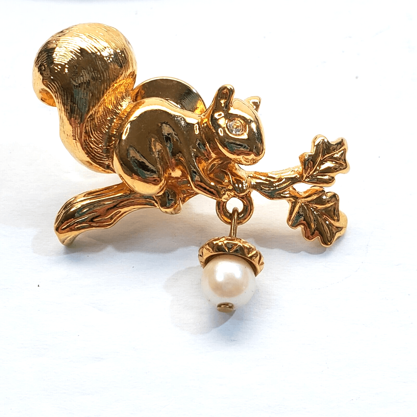 Vtg Avon Gold Tone Squirrel on Branch Dangle Faux Pearl Acorn Lapel Tie Tack Pin