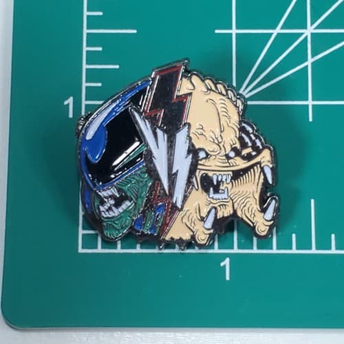 Alien vs Predator Enamel Lapel Hat Jacket Pin Video Loot Gaming - Thumbnail 4