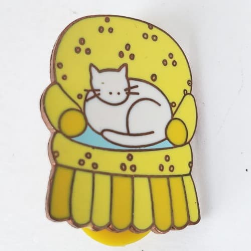 Vintage 1998 Jone Hallmark White Cat Laying on a Chair Metal Lapel Pin