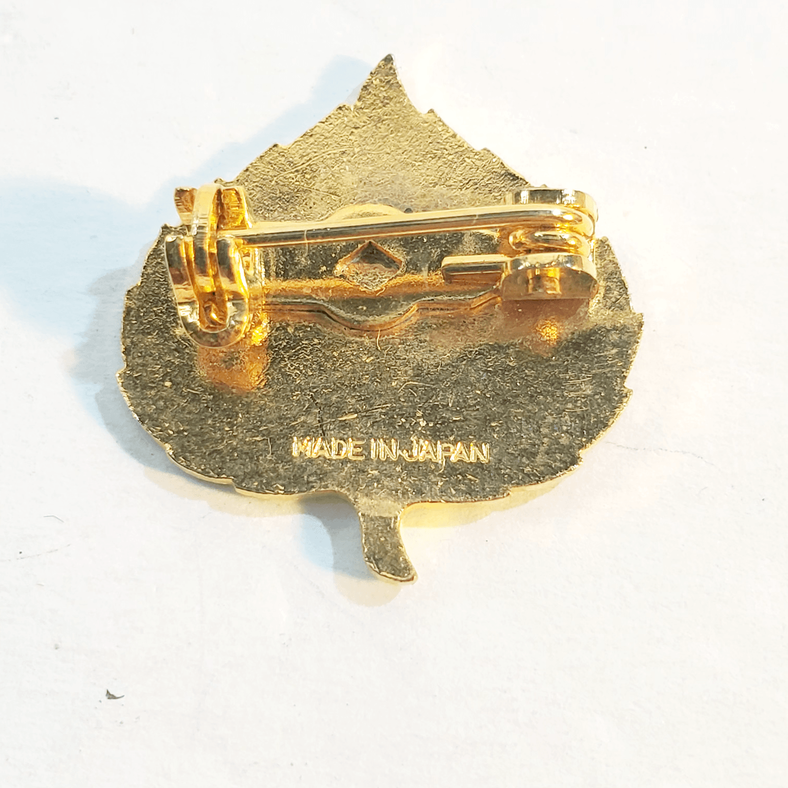 Vintage Aspen Colorado Ski Resort Enamel Green Leaf w/ Skier Lapel Pin Japan - Thumbnail 2
