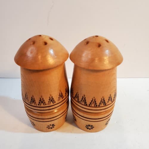 Vtg Wooden Carved Floral Geometric Design Salt & Pepper Shakers Screw Off Top