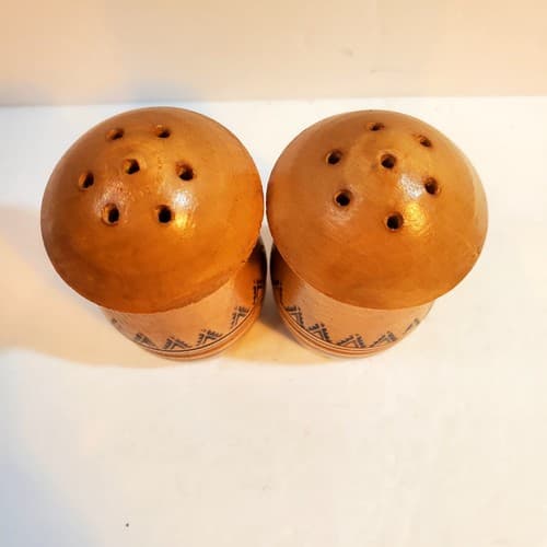 Vtg Wooden Carved Floral Geometric Design Salt & Pepper Shakers Screw Off Top - Thumbnail 3