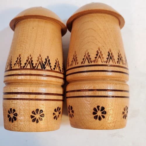 Vtg Wooden Carved Floral Geometric Design Salt & Pepper Shakers Screw Off Top - Thumbnail 2