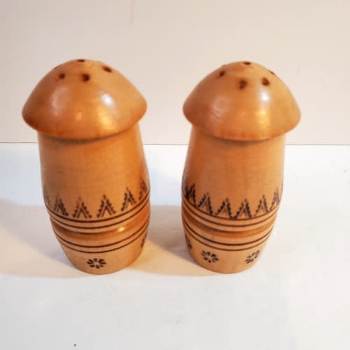 Vtg Wooden Carved Floral Geometric Design Salt & Pepper Shakers Screw Off Top - Thumbnail 4
