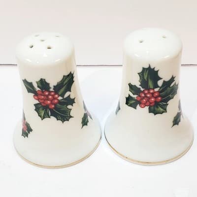 Vintage Lefton Classic Holly Berry Christmas Salt & Pepper Shaker Set #7955