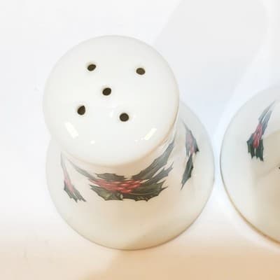 Vintage Lefton Classic Holly Berry Christmas Salt & Pepper Shaker Set #7955 - Thumbnail 3