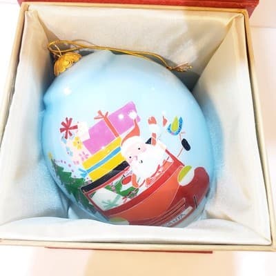 Pier 1 Li bien Reverse Painted 2018 Santa in Car Glass Christmas Ornament w/Box - Thumbnail 8