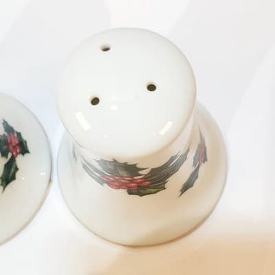 Vintage Lefton Classic Holly Berry Christmas Salt & Pepper Shaker Set #7955 - Thumbnail 4