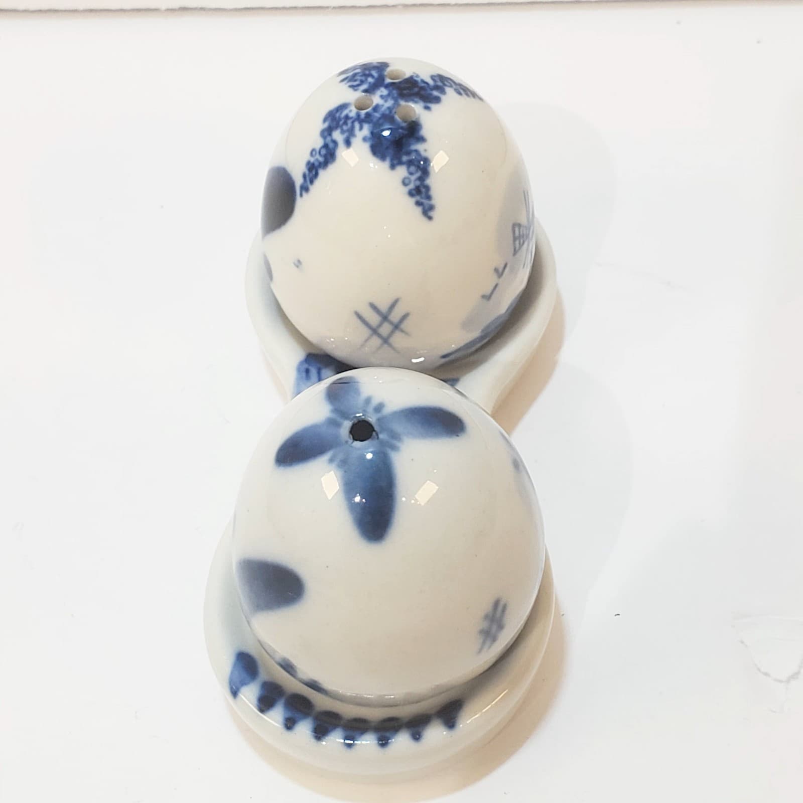 Vintage Delft Blue Hand Painted Salt & Pepper Shakers Windmills with Underplate - Thumbnail 5