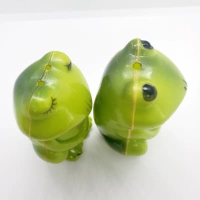 Vintage Anthropomorphic Plastic Green Frogs Salt and Pepper Shakers Hong Kong - Thumbnail 3