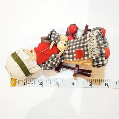 Vtg Kurt S Adler Handcrafted Corn Husk Girl on Bench w Apples Christmas Ornament - Thumbnail 8