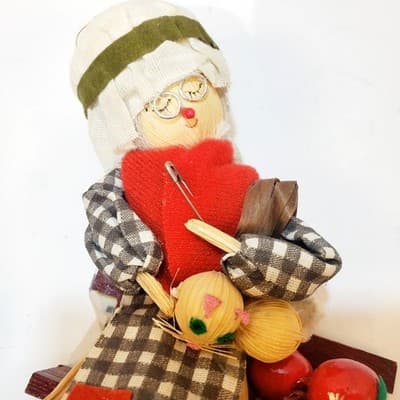 Vtg Kurt S Adler Handcrafted Corn Husk Girl on Bench w Apples Christmas Ornament - Thumbnail 6