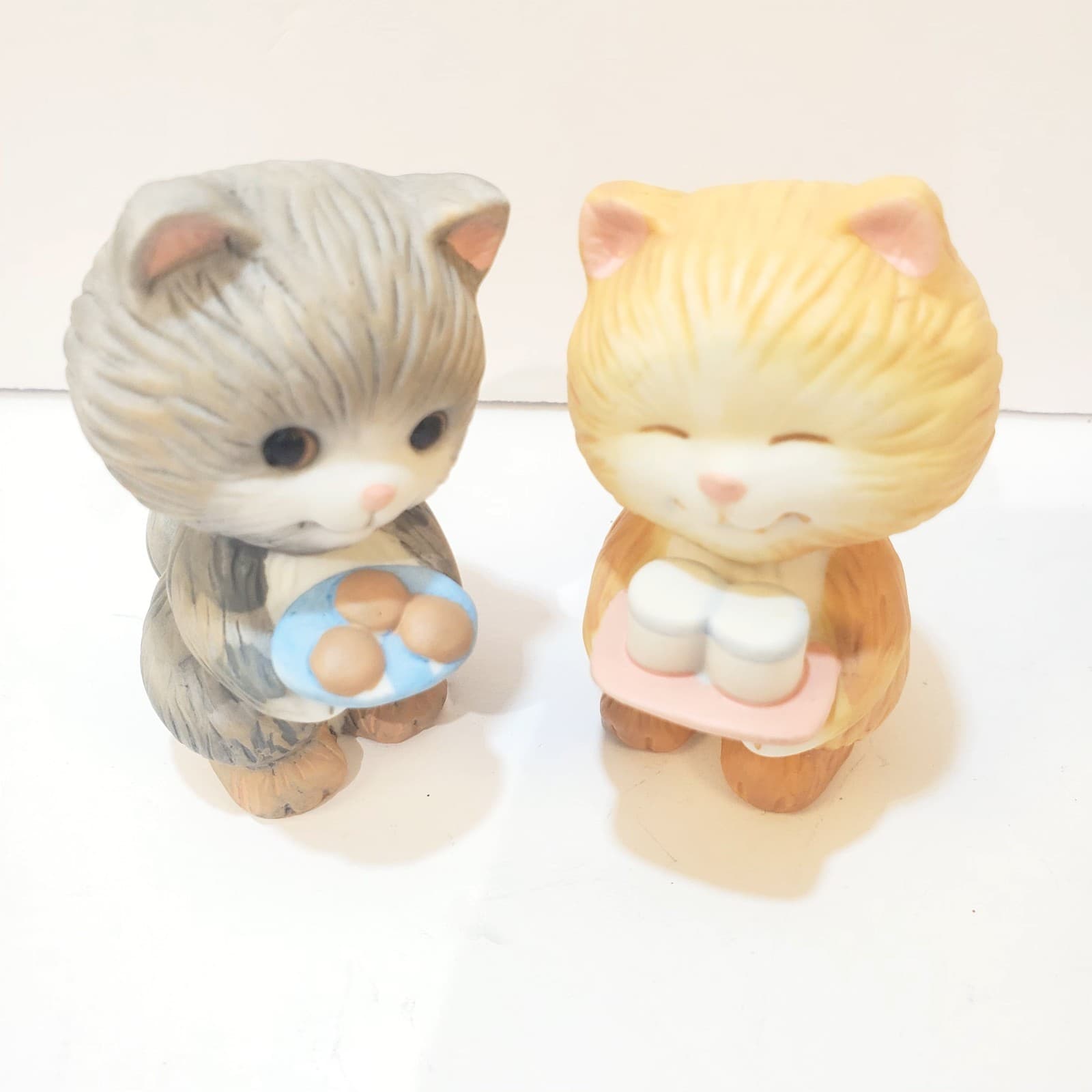 Lot of 2 Vtg Avon 1992 Porcelain Cats Animals Best Buddies Figurine Figure 2.25"