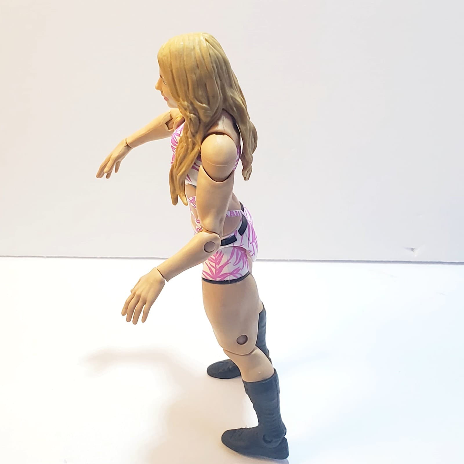 Mattel 2013 WWE Wrestling Divas First Time In The Line 6" Emma Action Figure - Thumbnail 4