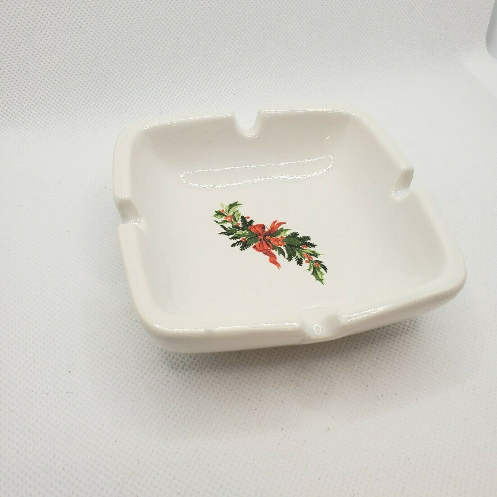 Vintage Haeger 925 USA Christmas Holiday White With Holly Ceramic Ashtray 4" - Thumbnail 2