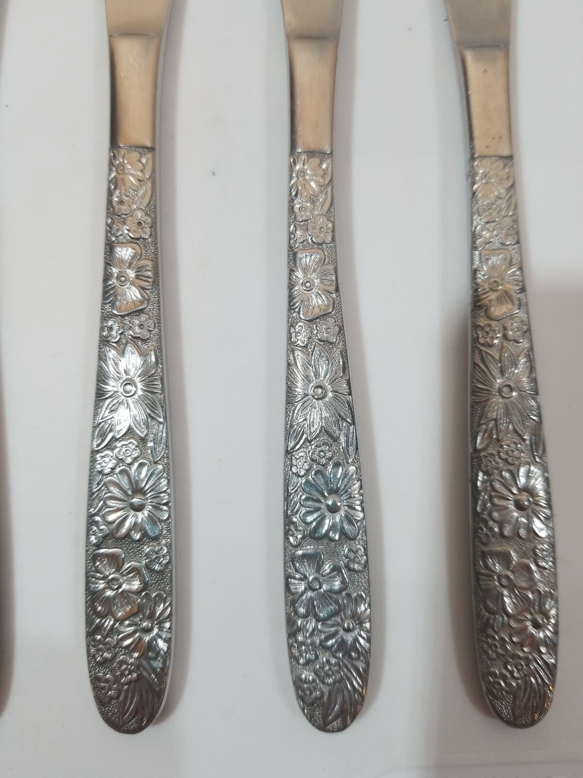 Vintage Butter Knives Lot of 9 Flatware Stainless Steel Roses Floral Taiwan - Thumbnail 2