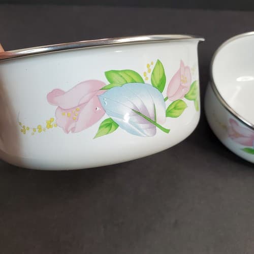 Vintage Mid Century Modern 2 Enamel Metal Mixing Nesting Bowls White With Floral - Thumbnail 3