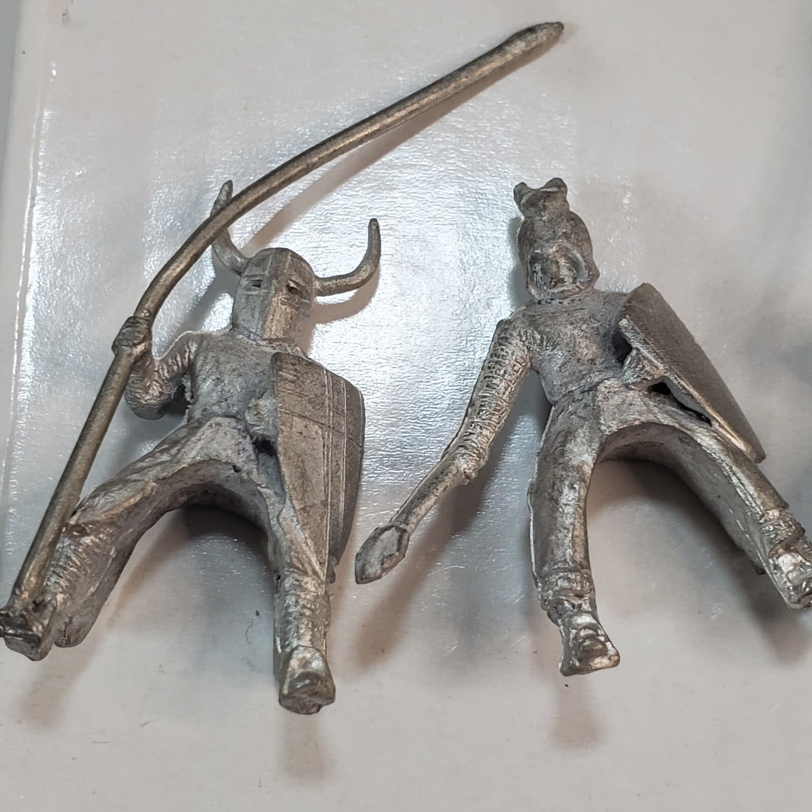 16 pc lot Metal Lead Figures Knights Warriors Standing Riders Shields Assorted - Thumbnail 2