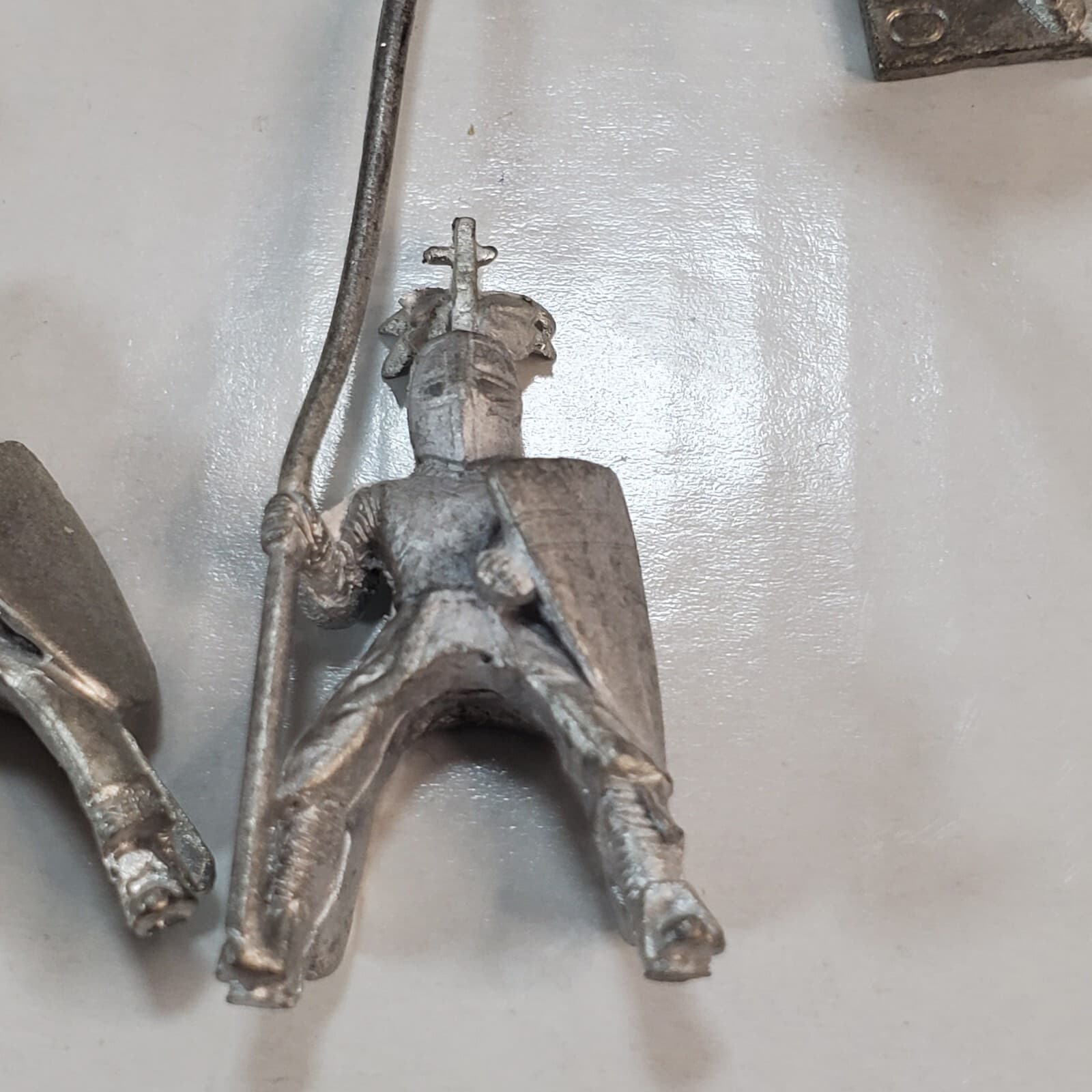 16 pc lot Metal Lead Figures Knights Warriors Standing Riders Shields Assorted - Thumbnail 3