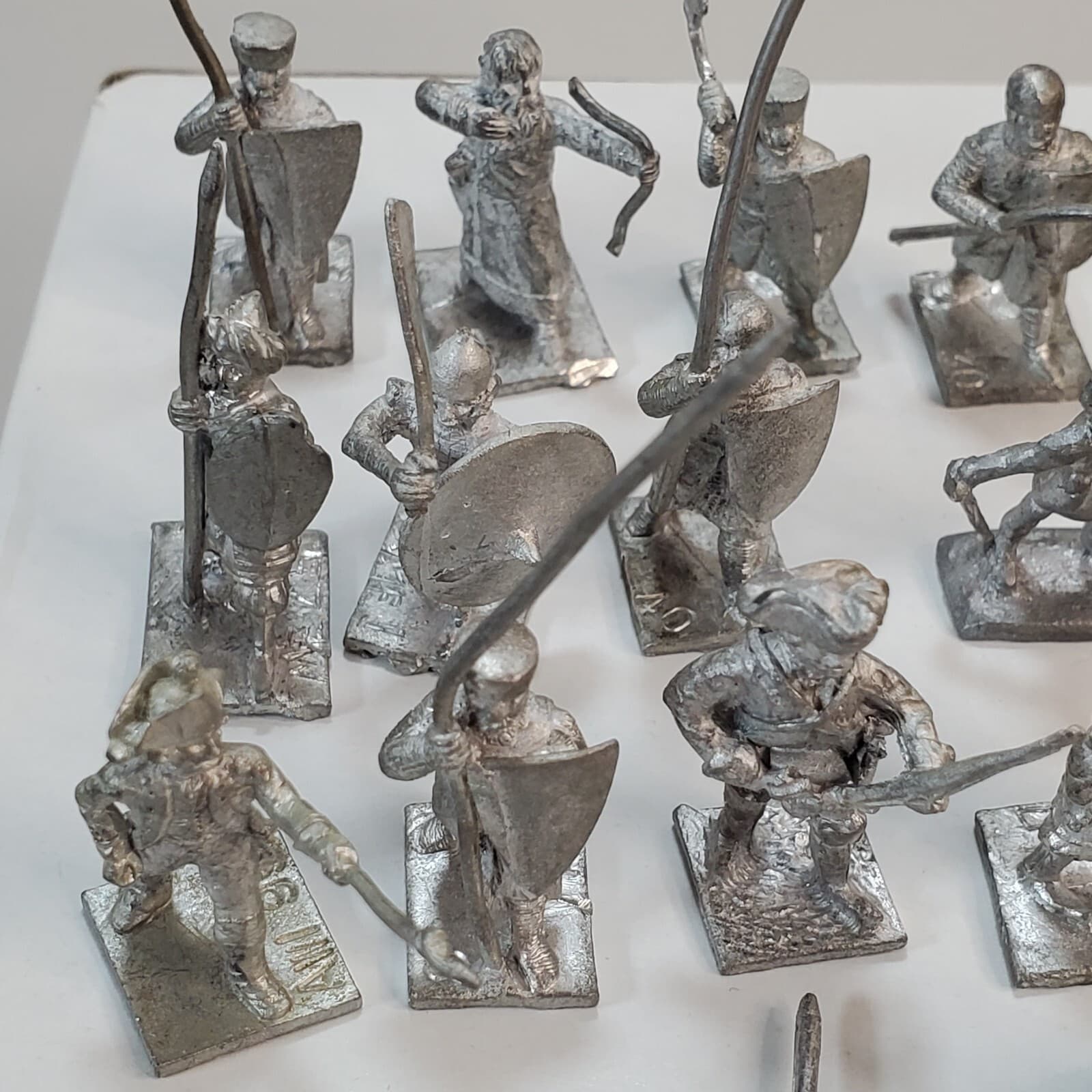 16 pc lot Metal Lead Figures Knights Warriors Standing Riders Shields Assorted - Thumbnail 5
