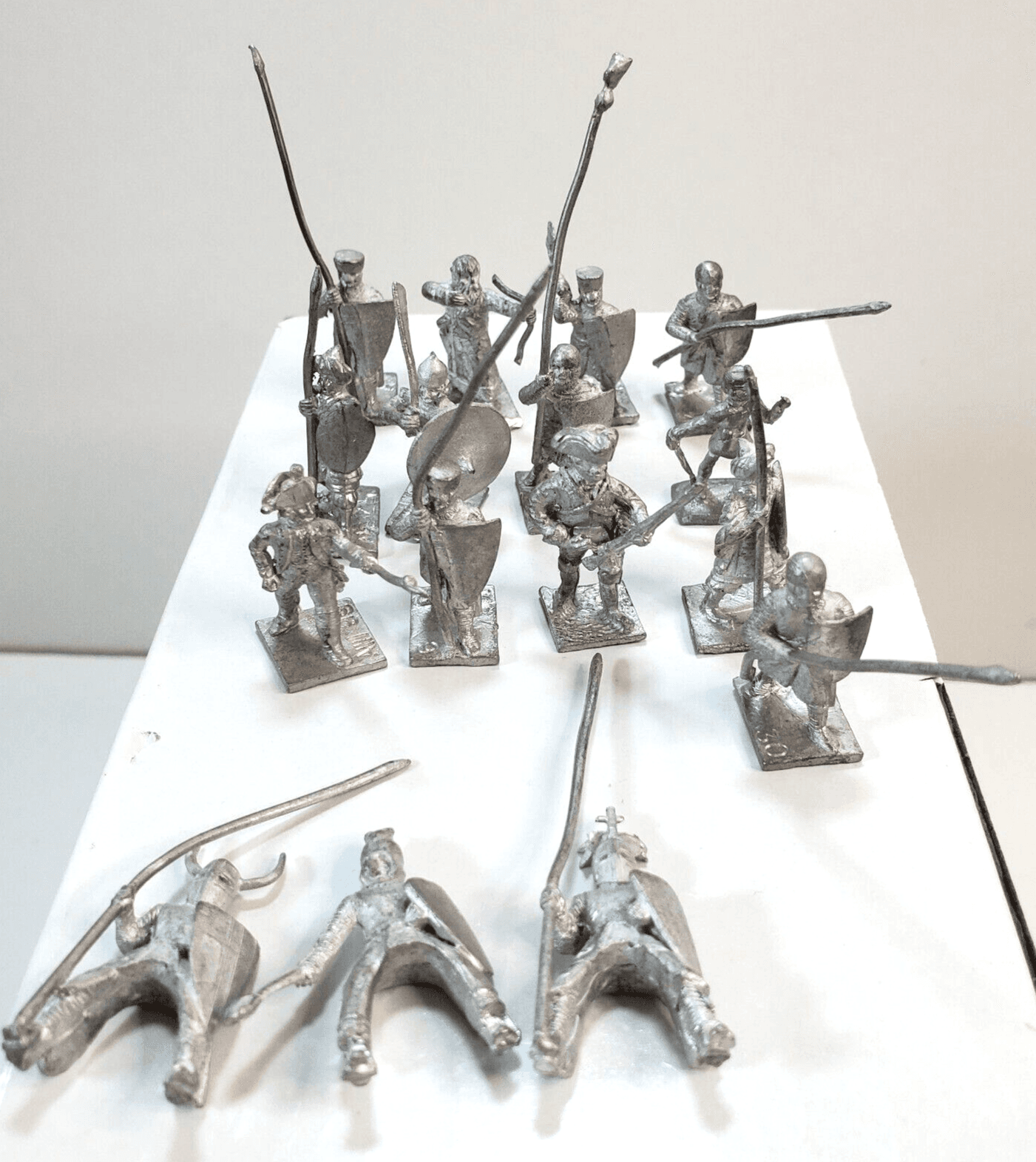 16 pc lot Metal Lead Figures Knights Warriors Standing Riders Shields Assorted