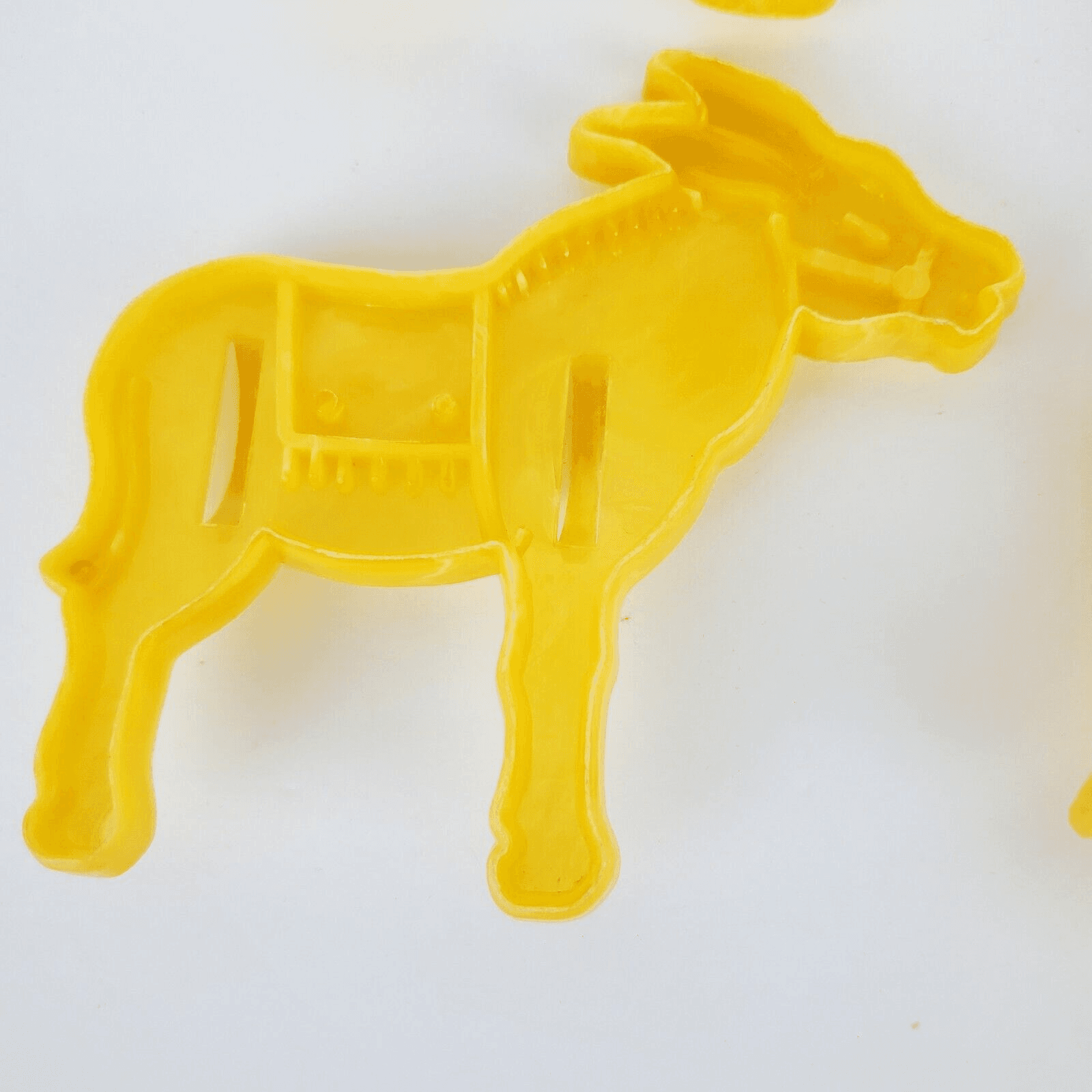 Lot Of 4 Vintage Yellow Plastic Animal Cookie Cutters Camel Elephant Horse Mule - Thumbnail 4