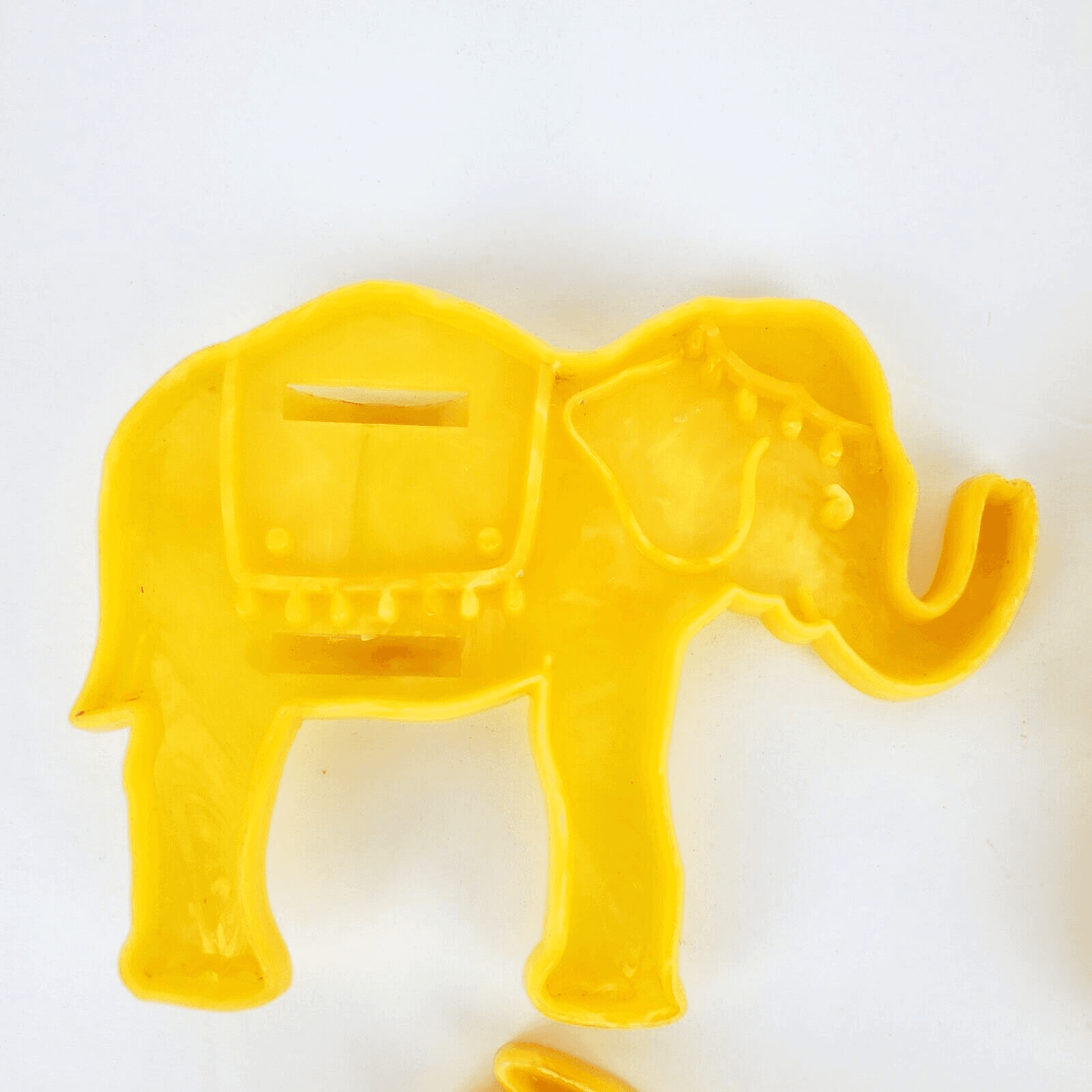 Lot Of 4 Vintage Yellow Plastic Animal Cookie Cutters Camel Elephant Horse Mule - Thumbnail 3