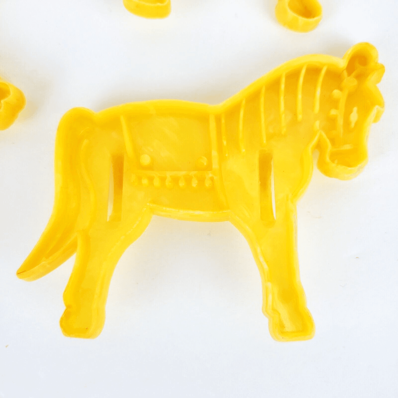 Lot Of 4 Vintage Yellow Plastic Animal Cookie Cutters Camel Elephant Horse Mule - Thumbnail 5