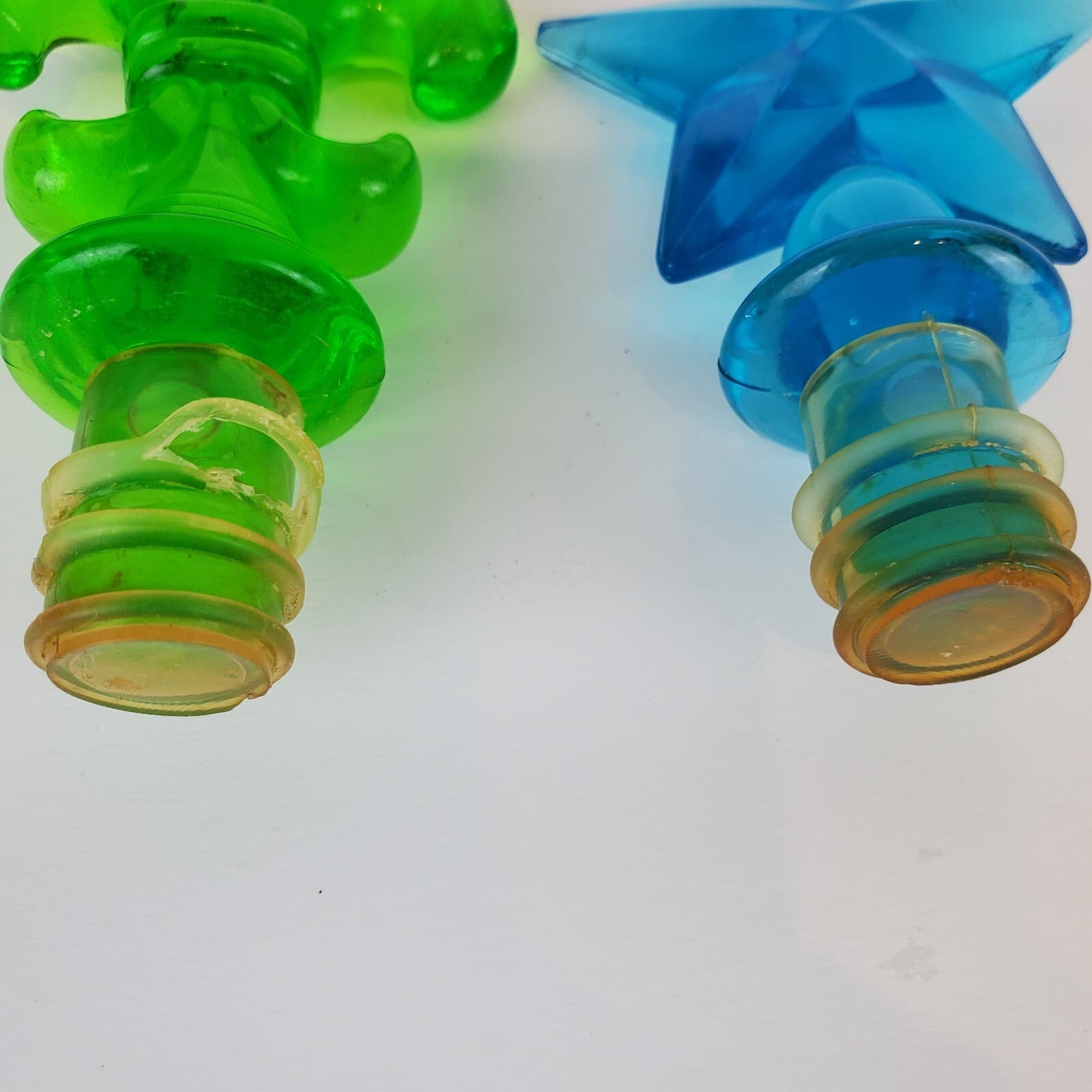 Set of 2 Vintage Acrylic Resin Star and Fleur De Lis Bottle Wine Liquor Stopper - Thumbnail 2