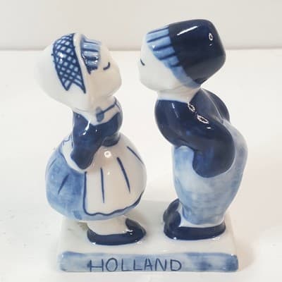Vintage Blue & White Hand Painted Boy And Girl Kissing Figurine Holland 3.25”