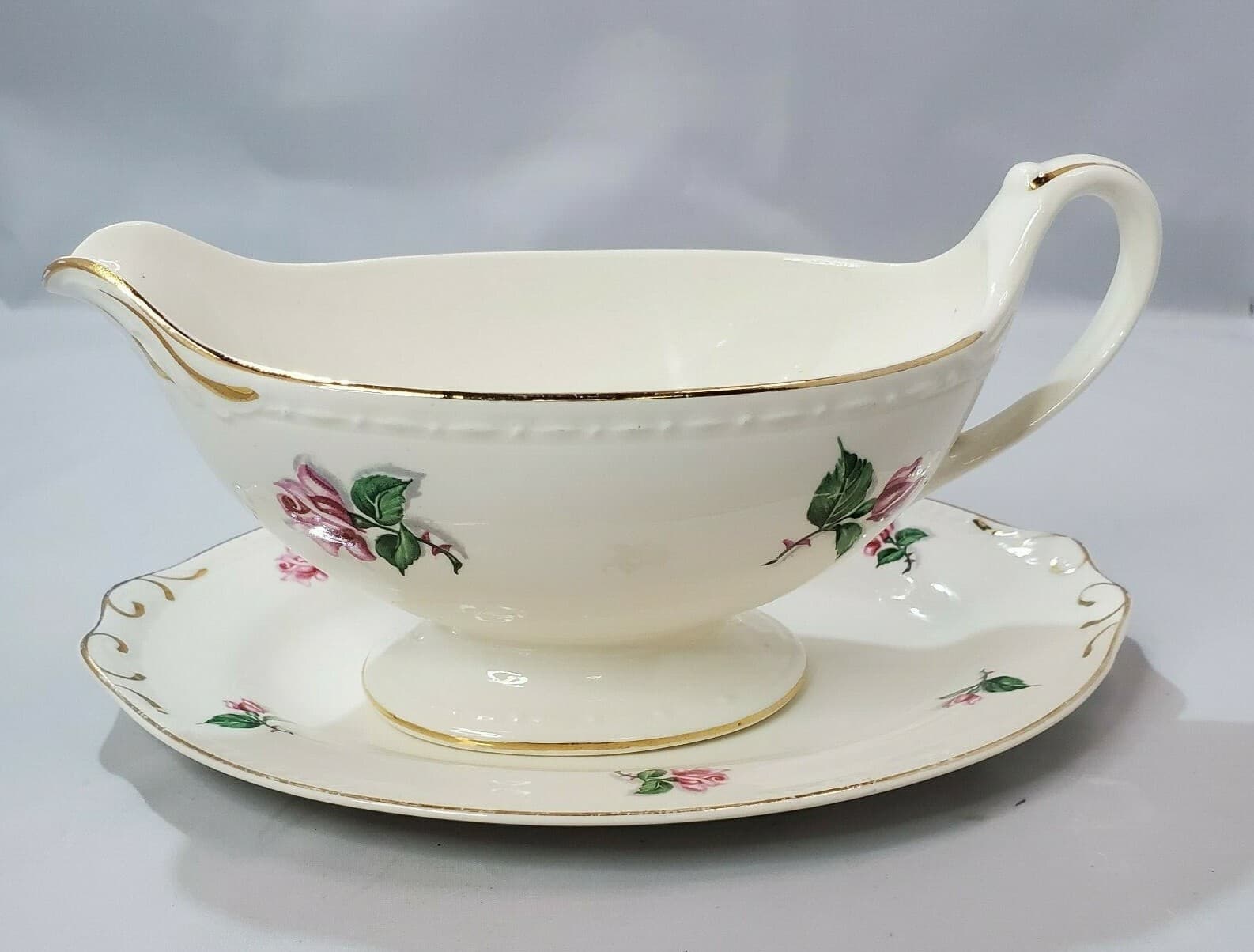 Homer Laughlin Eggshell Georgian Floral Gravy Boat detached Underplate D51N5