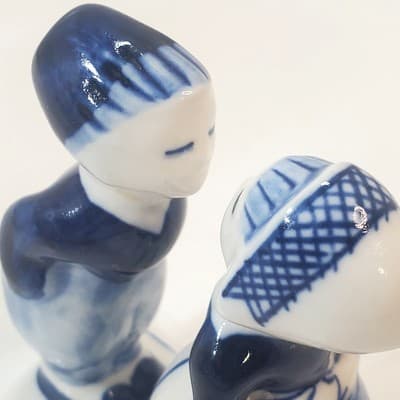 Vintage Blue & White Hand Painted Boy And Girl Kissing Figurine Holland 3.25” - Thumbnail 6