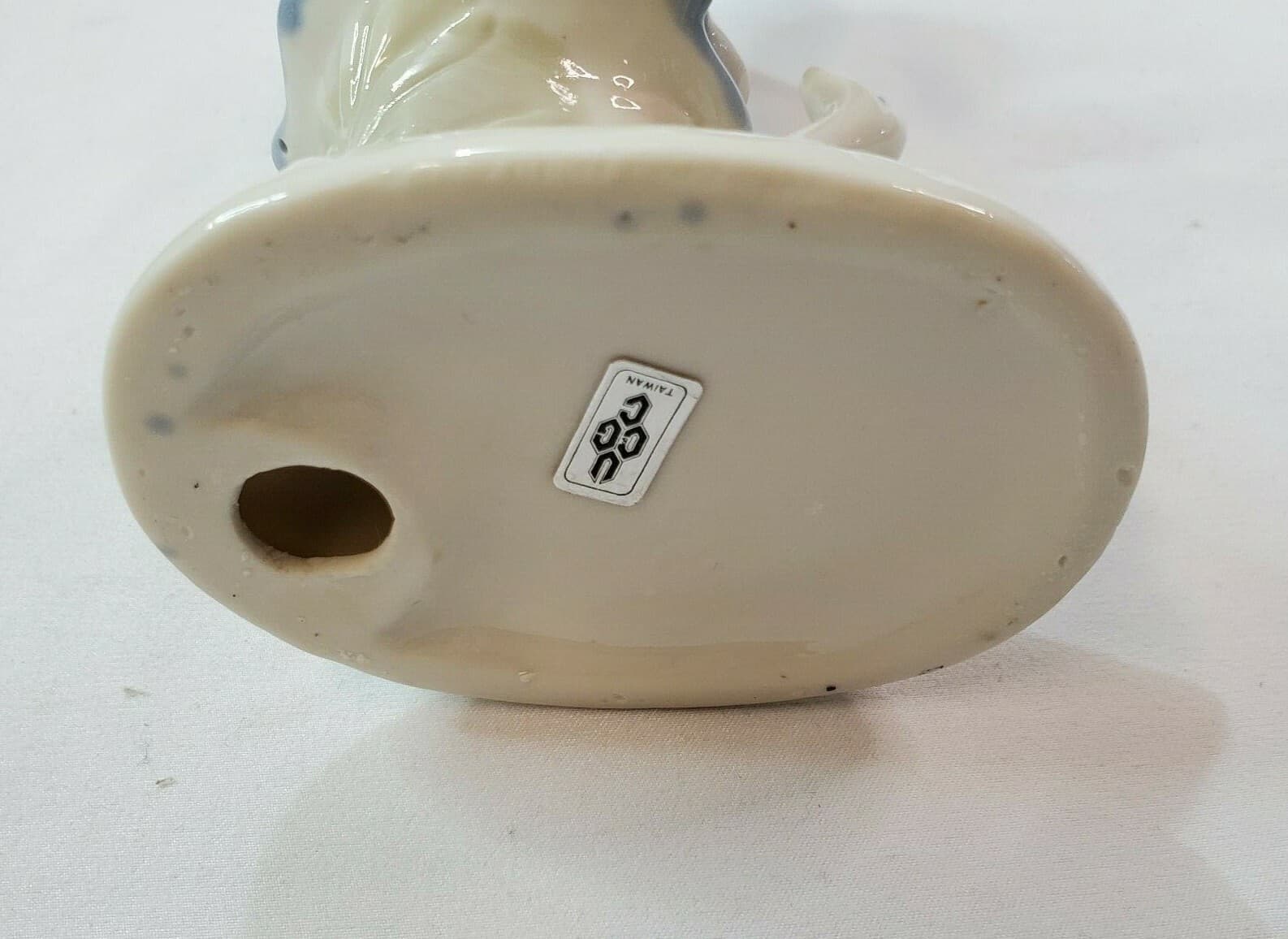 UCGC Taiwan 6" Glazed Porcelain Girl feeding Ducks Goose Figurine Pastels - Thumbnail 7