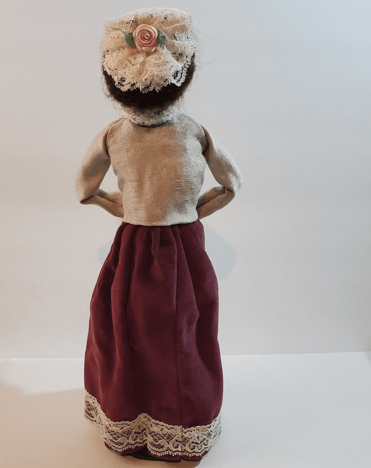 Vtg Byers Choice 1986 Woman Christmas Caroler w/ Fur Muff and Hat 13" Wood Base - Thumbnail 6