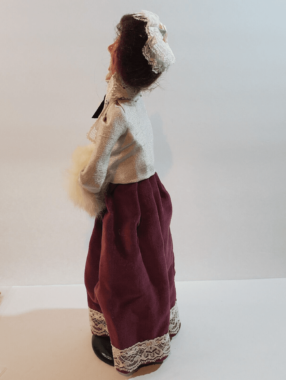 Vtg Byers Choice 1986 Woman Christmas Caroler w/ Fur Muff and Hat 13" Wood Base - Thumbnail 7