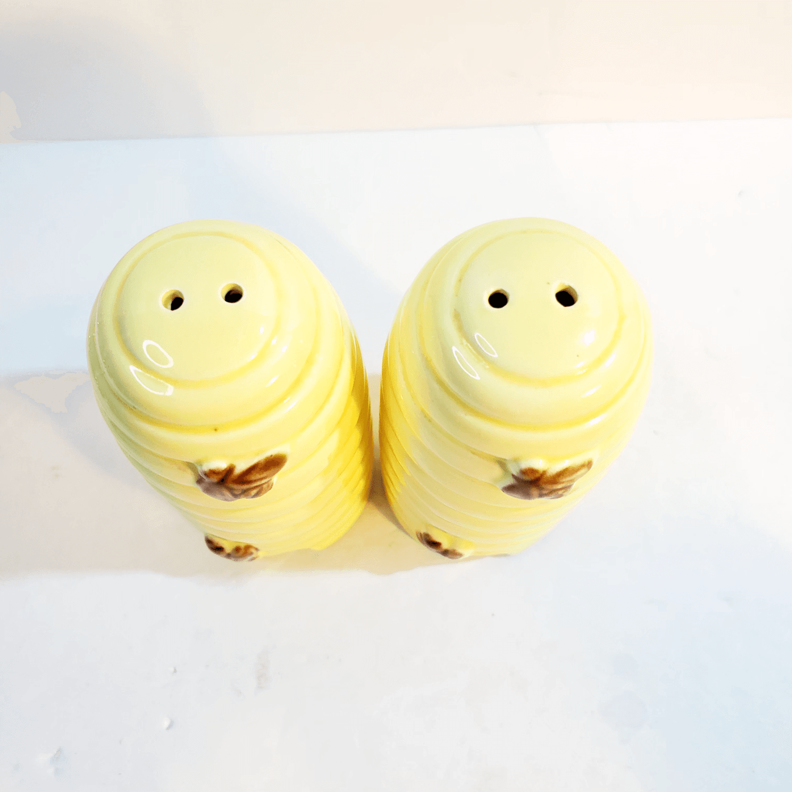 Vintage Ceramic Beehive Bees Salt And Pepper Shaker Set Made In Japan 3.5 inch - Thumbnail 2