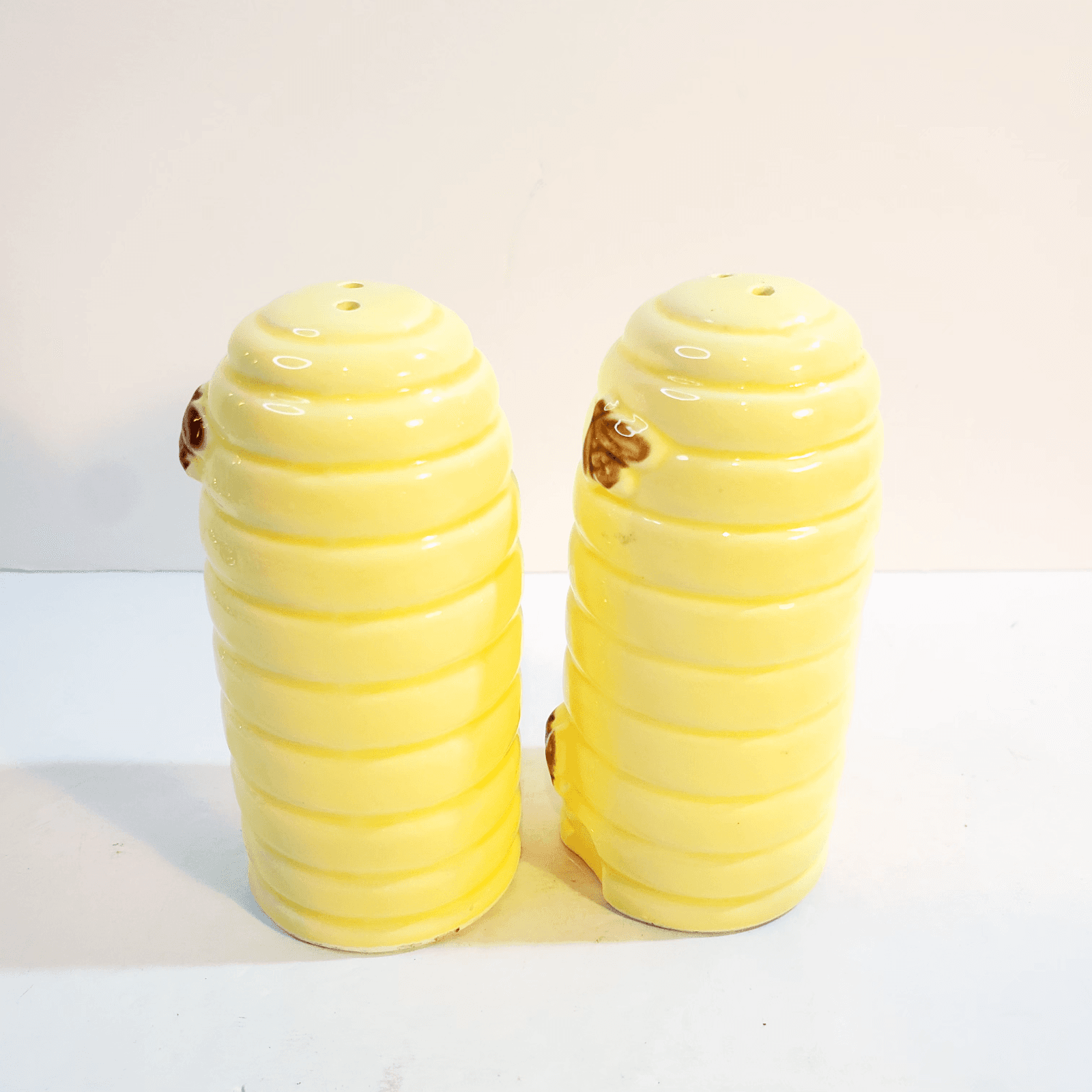Vintage Ceramic Beehive Bees Salt And Pepper Shaker Set Made In Japan 3.5 inch - Thumbnail 5