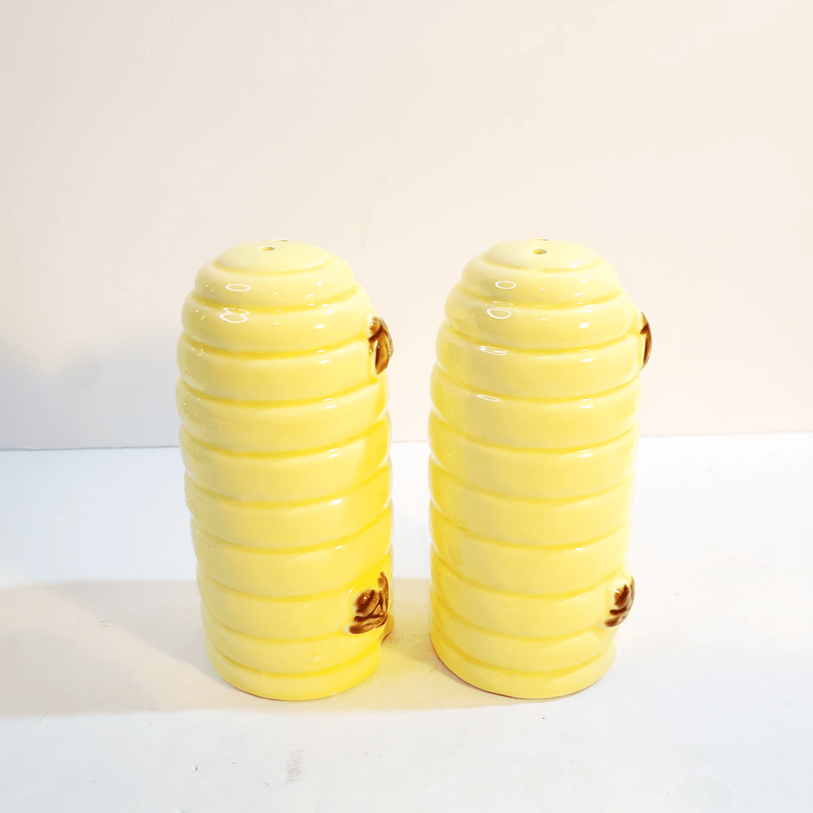 Vintage Ceramic Beehive Bees Salt And Pepper Shaker Set Made In Japan 3.5 inch - Thumbnail 3