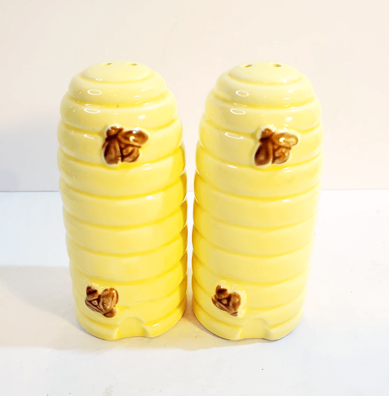 Vintage Ceramic Beehive Bees Salt And Pepper Shaker Set Made In Japan 3.5 inch