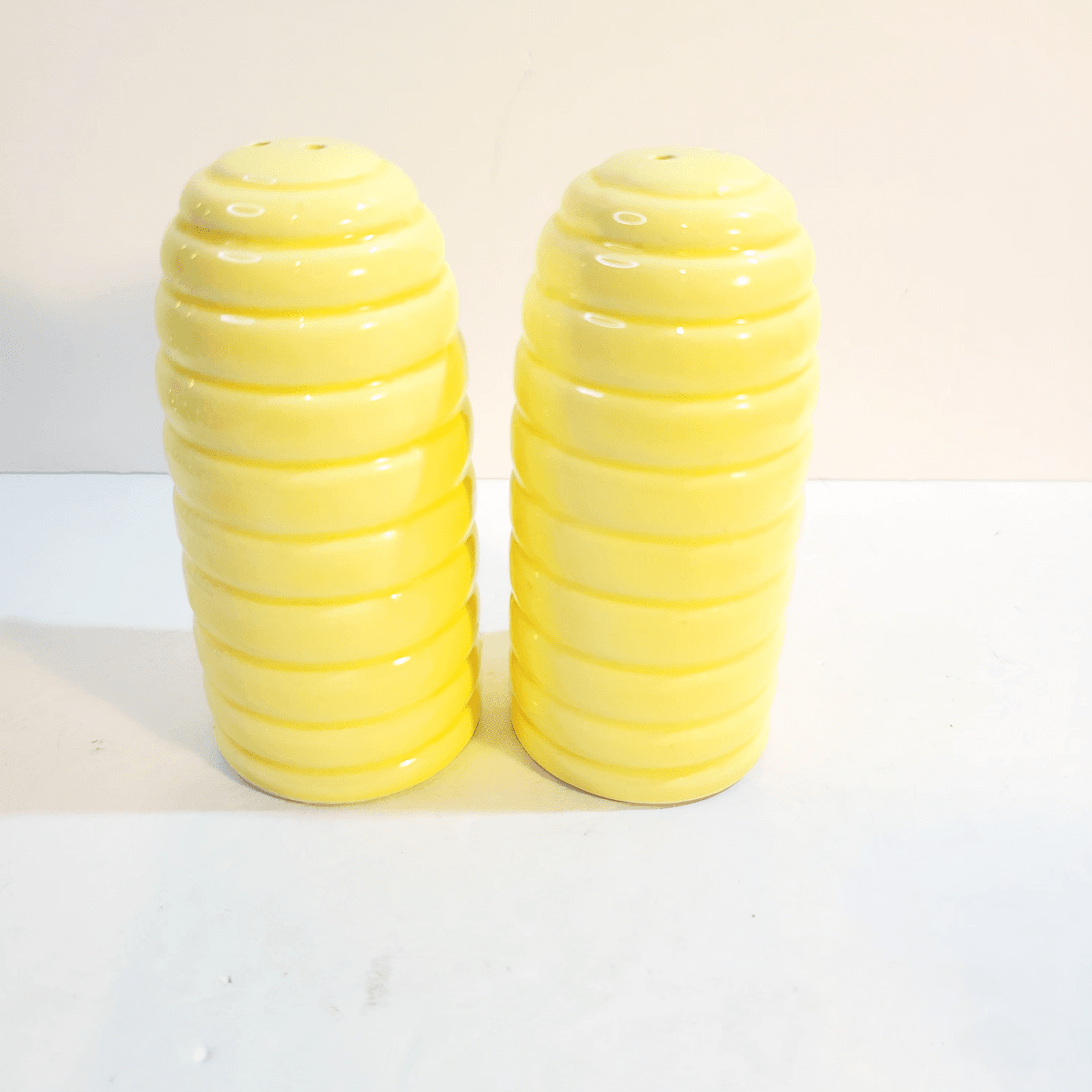 Vintage Ceramic Beehive Bees Salt And Pepper Shaker Set Made In Japan 3.5 inch - Thumbnail 4