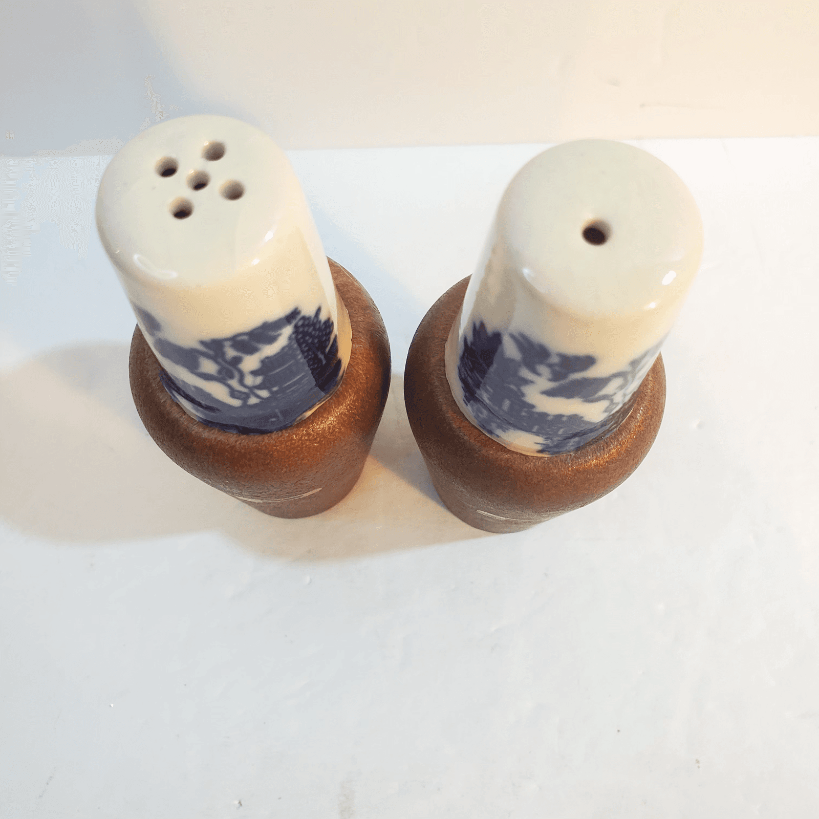 Vintage Porcelain Wood Salt And Pepper Shakers Made In Japan Blue Willow - Thumbnail 2