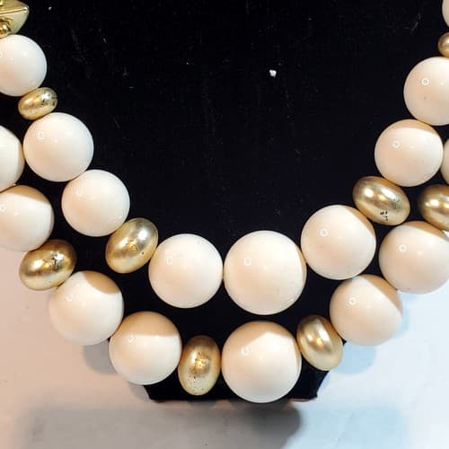 Gold-Tone White Smooth Acrylic Plastic Beads Tiered Chunky Retro Necklace - Thumbnail 3