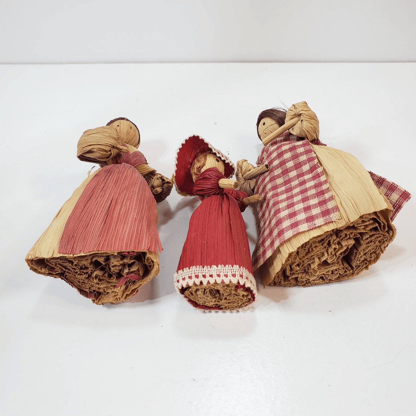 Vtg Lot of 3 Handcrafted Corn Husk Dolls Girls Dresses w/ Hat Hair Plaid Apron - Thumbnail 5