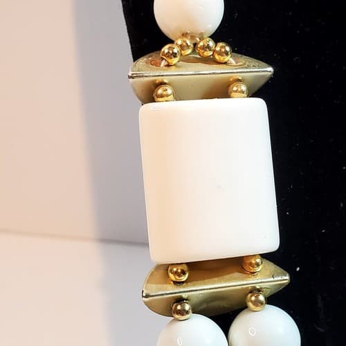 Gold-Tone White Smooth Acrylic Plastic Beads Tiered Chunky Retro Necklace - Thumbnail 2