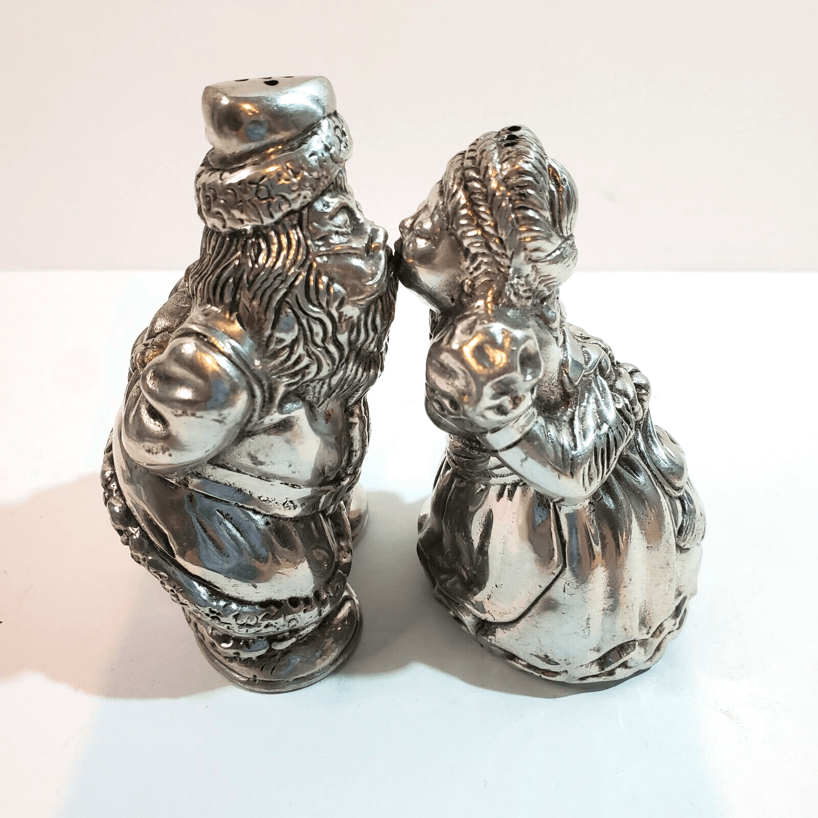 Vtg Kissing Santa & Mrs Claus 3” Salt & Pepper Shakers Kirk Stieff Pewter 716